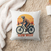 Sloth Cycling Vintage Adventure Mountain Ride クッション (ブランケット)