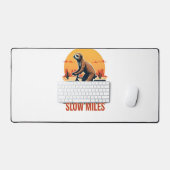 Sloth Cycling Vintage Adventure Mountain Ride デスクマット (キーボード&マウス)