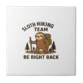 Sloth Hiking Team � Be Right Back  Funny Sloth T-S タイル (正面)