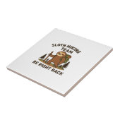 Sloth Hiking Team � Be Right Back  Funny Sloth T-S タイル (側面)
