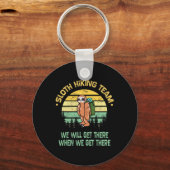 Sloth Hiking Team Hiker Camper Funny Retro キーホルダー (正面)