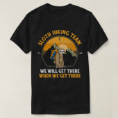 Sloth Hiking Team We Will Get There When We Get Th Tシャツ (デザイン正面)
