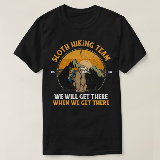 Sloth Hiking Team We Will Get There When We Get Th Tシャツ (デザイン正面)