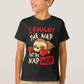 Sloth I Fought The Nap But The Nap Won Tシャツ (正面)