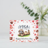 Sloth in  Yoga Class on Valentine's Day  シーズンポストカード (スタンド正面)