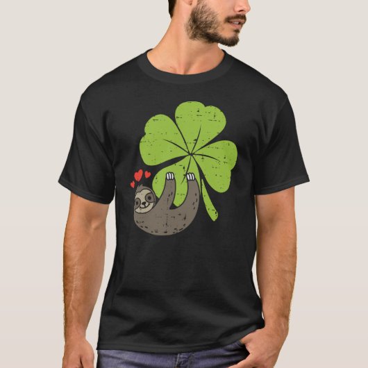 Sloth On Shamrock Hearts Cute St Patricks Day Men  Tシャツ (正面)