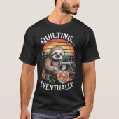 Sloth Quilting Eventually Funny Quilting Tシャツ (正面)