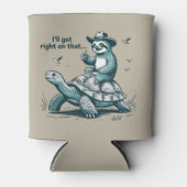 Sloth Riding Turtle Humor I'll Get Right On That 缶クーラー (正面)