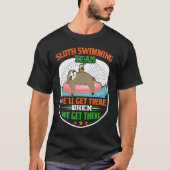 Sloth Swimming Team Funny Lazy Sloth floating on Tシャツ (正面)