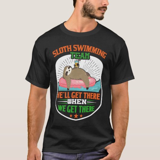 Sloth Swimming Team  Funny Lazy Sloth floating on  Tシャツ (正面)