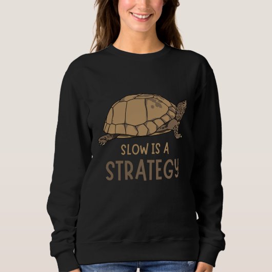 Slow Is a Strategy – Minimal Turtle Quote Design スウェットシャツ (正面)