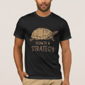Slow Is a Strategy – Minimal Turtle Quote Design Tシャツ (正面)