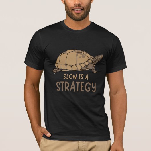 Slow Is a Strategy – Minimal Turtle Quote Design Tシャツ (正面)