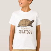 Slow Is a Strategy – Minimal Turtle Quote Design Tシャツ (正面)