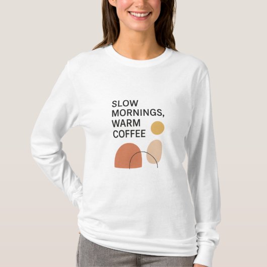 Slow Mornings Warm Coffee Aesthetic Tシャツ (正面)