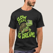 Slow Steps Big Dreams Motivationalurtle Design ret Tシャツ (正面)