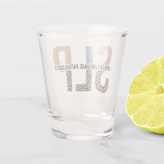 SLP音声病理医レオパード印刷タイポグラフィ ショットグラス (裏面)