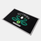 SLYTHERIN™ハウスダブルスネークロッケットグラフィック ドアマット (アングル)