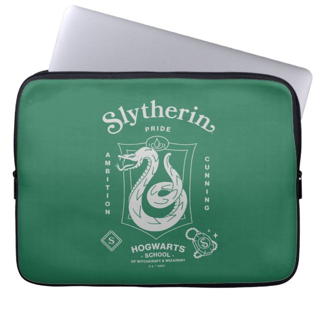 SLYTHERIN™ Pride Ambition Cunning Crest ラップトップスリーブ (正面)