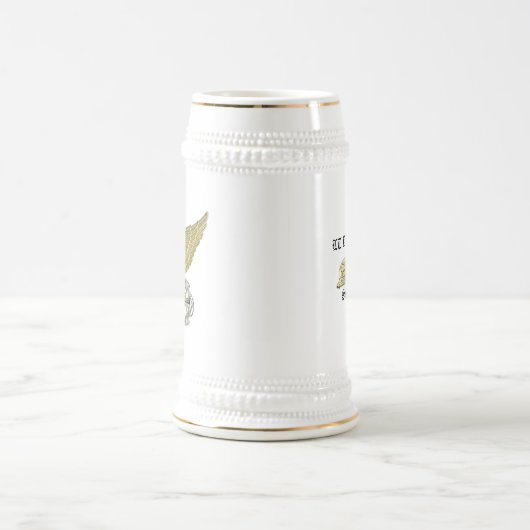 SM LBの ビールジョッキ (中央)