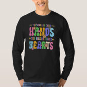 Small Hands Big Hearts Groovy Preschool Kindergart Tシャツ (正面)