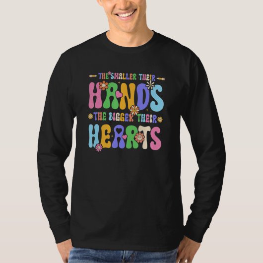 Small Hands Big Hearts Groovy Preschool Kindergart Tシャツ (正面)