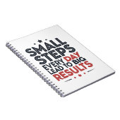Small Steps Every Day Lead – Motivational Quote De ノートブック (右側)