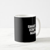 Smart Men Don't Get Married Shirt Funny Cool Shirt コーヒーマグカップ (正面右)
