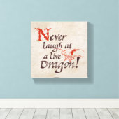 SMAUG™ – 生きたドラゴンを決して笑わない キャンバスプリント (インサイチュ (ウッドフロア))