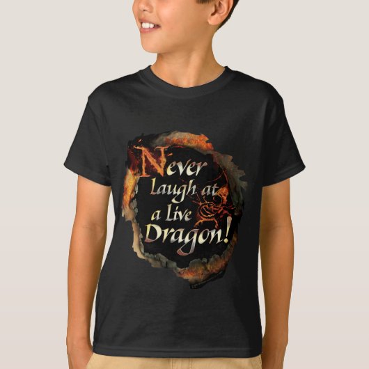 SMAUG™ - Never Law Logo Graphic Tシャツ (正面)