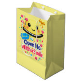 Smile Before You Open, Gift Bag Funny ミディアムペーパーバッグ (正面アングル)