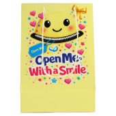 Smile Before You Open, Gift Bag Funny ミディアムペーパーバッグ (裏面)