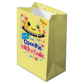 Smile Before You Open, Gift Bag Funny ミディアムペーパーバッグ (裏面アングル)
