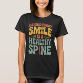 Smile Healthy Spine Chiropractor Quote Design Tシャツ (正面)