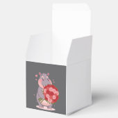 Smiling cartoon hippo holding a huge bouquet フェイバーボックス (オープン)