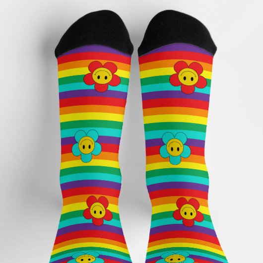 Smiling Emoji Daisies on Rainbow Stripes ソックス (上部)