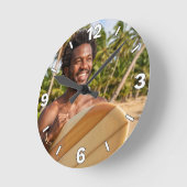 Smiling Surfer Beach Vacation Decor ラウンド壁時計 (傾斜)