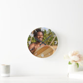 Smiling Surfer Beach Vacation Decor ラウンド壁時計 (ホーム)