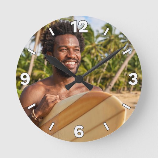 Smiling Surfer Beach Vacation Decor ラウンド壁時計 (正面)
