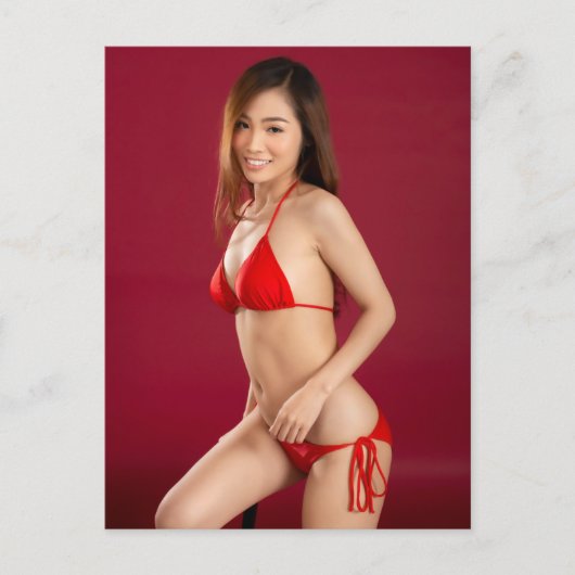 Smiling Woman In Red Bikini ポストカード (正面)