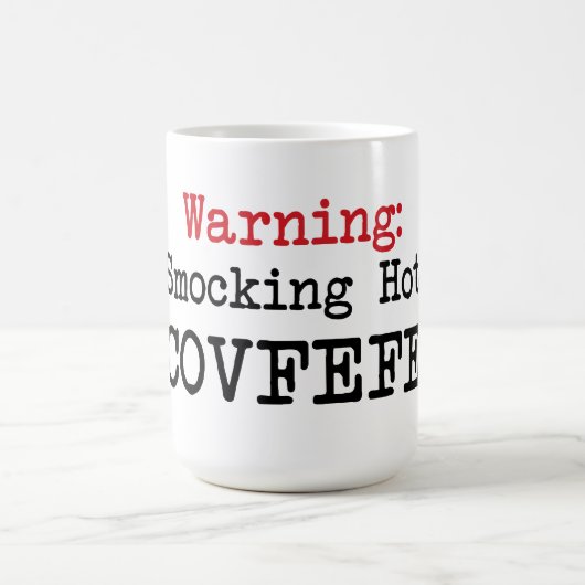 Smockingの熱いcovfefeの切札を警告してユーモアのマグを引用して下さい コーヒーマグカップ (中央)