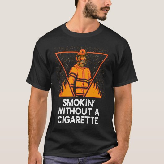 Smokin Without Cigarette Firefighter Humor Firema Tシャツ (正面)
