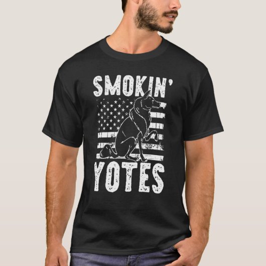 Smokin Yotes Coyote Trapping Coyote Hunting Tシャツ (正面)