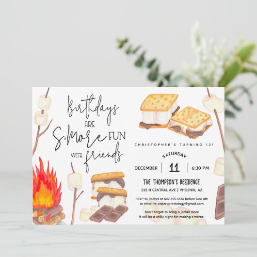 S'moreおもしろいスモール誕生日キャンプファイアボンドファイアパーティー 招待状 (スタンド正面)