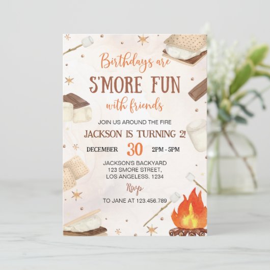S'moreキャンプファイヤーズモアおもしろいフィレンズキャンプ誕生日 招待状 (スタンド正面)