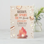 S'more Bonfire Smoreおもしろいフレンズキャンプ誕生日 招待状 (スタンド正面)