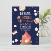 S'more Bonfire Smoreおもしろいフレンズキャンプ誕生日 招待状 (スタンド正面)