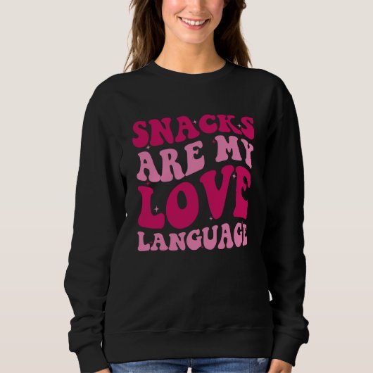 Snacks Are My Love Language Saying Groovy Apparel スウェットシャツ (正面)