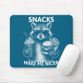 Snacks Make Me Nicer Funny Raccoon Sarcastic Anima マウスパッド (マウス)