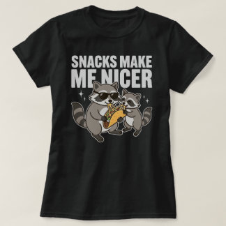 Snacks Make Me Nicer Raccoon Taco Tシャツ